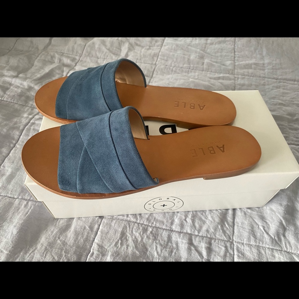 ABLE Oliveira Slide in navy suede, sz 9. Like new.